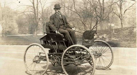اِلوود هاینس در حال راندن اولین اتومبیلش